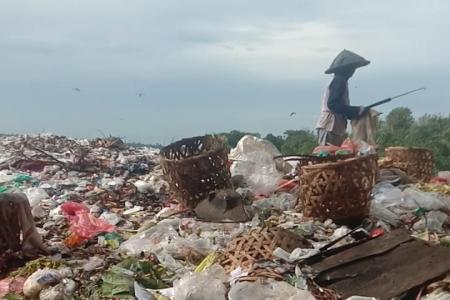 Sampah di TPA Cihara Menggunung Sebabkan Bau Busuk dan Lalat Ini Kata 