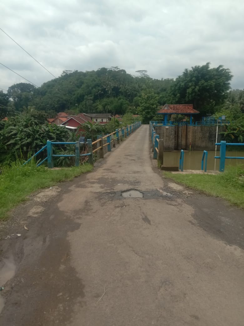 Jembatan Yang Sempit Dan Memprihatinkan