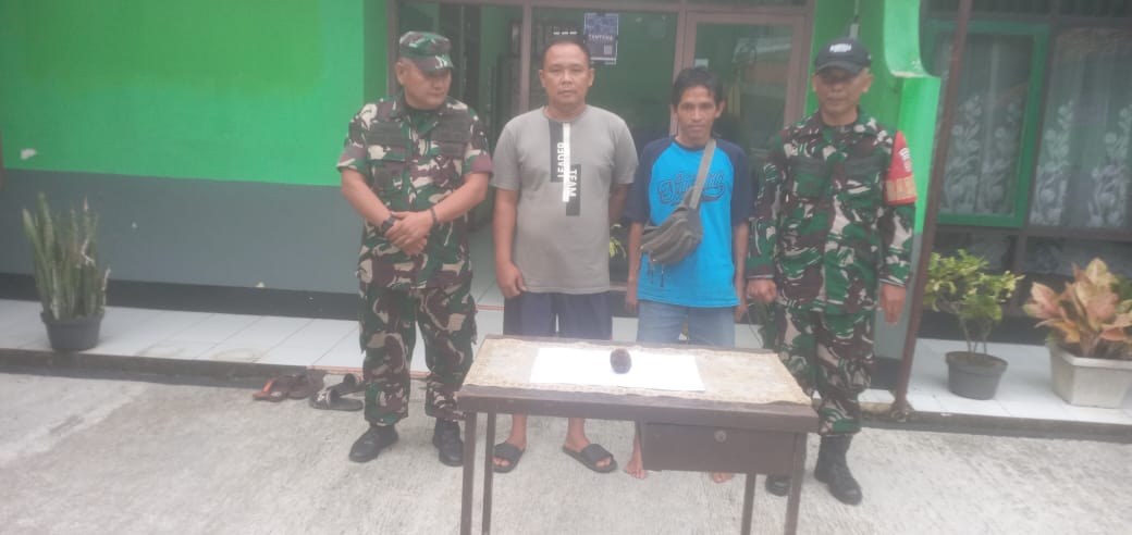 Warga Mrebet Serahkan Granat Nanas Ke Koramil Mrebet