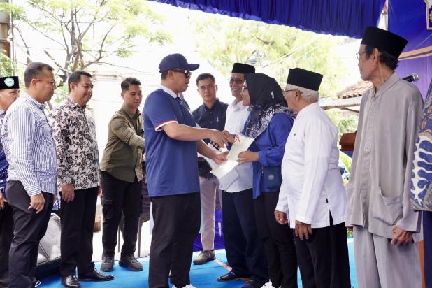 Menteri Atr Bpn Nusron Serahkan Sertipikat Hak Guna Bangunan Kepada M