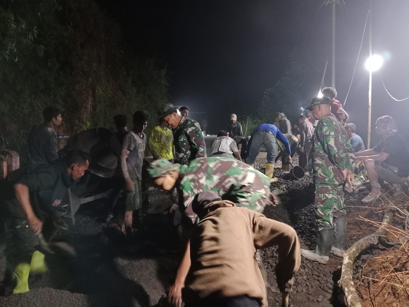 Tmmd Sengkuyung Tahap I Di Sapuran, Satgas Tni Lembur Malam Bangun Jal