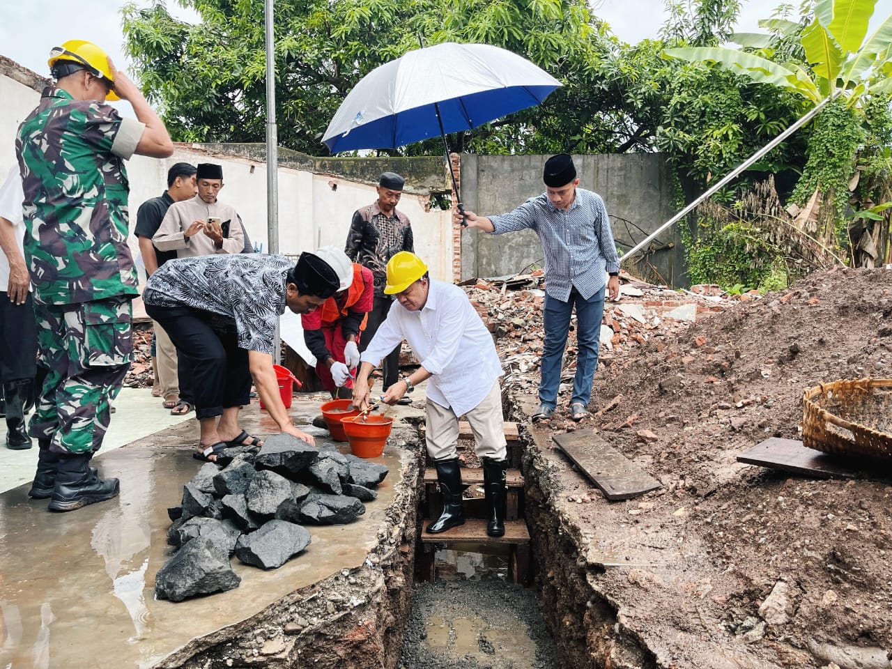 Bupati Banyumas Sadewo Lakukan Peletakan Batu Pertama Gedung Majelis T