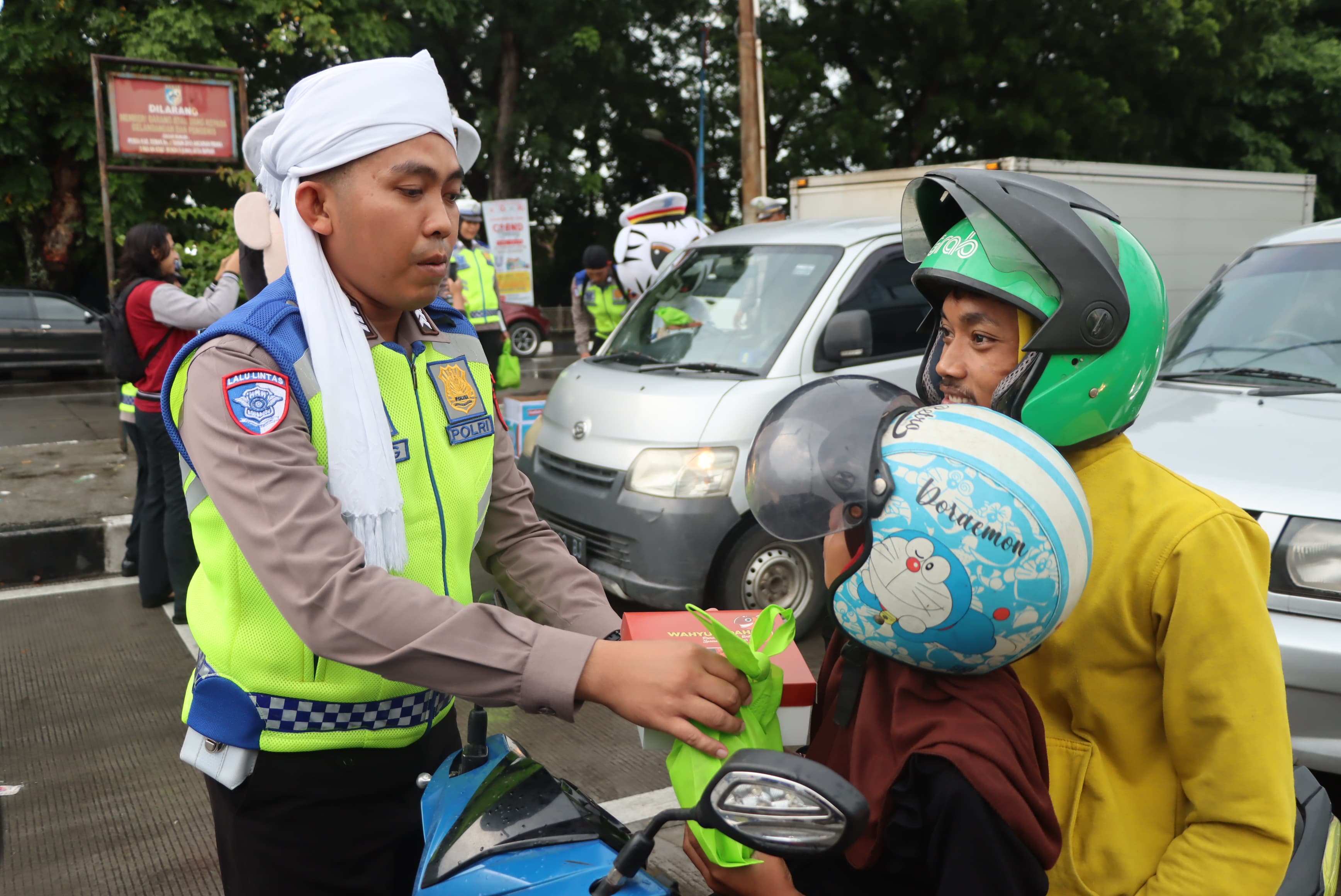 Polres Demak Bagikan Takjil Dan Imbau Tertib Berlalu Lintas