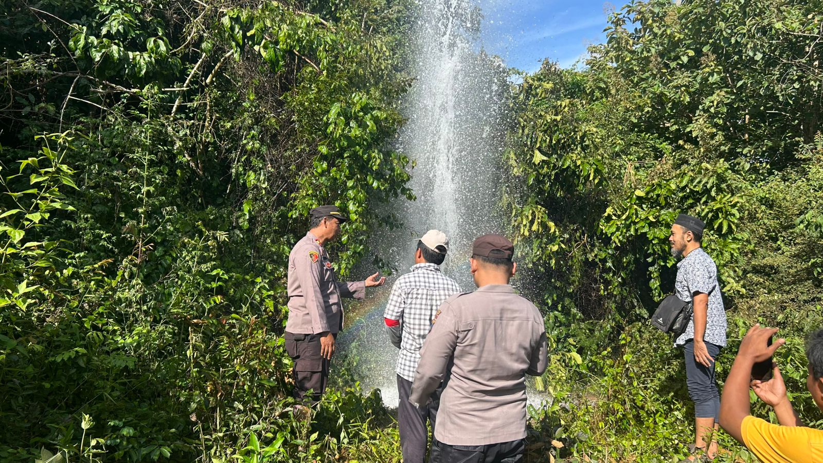 Sumur Bor Di Dusun Paojajar Sumenep Keluarkan Aroma Gas, Warga Diminta