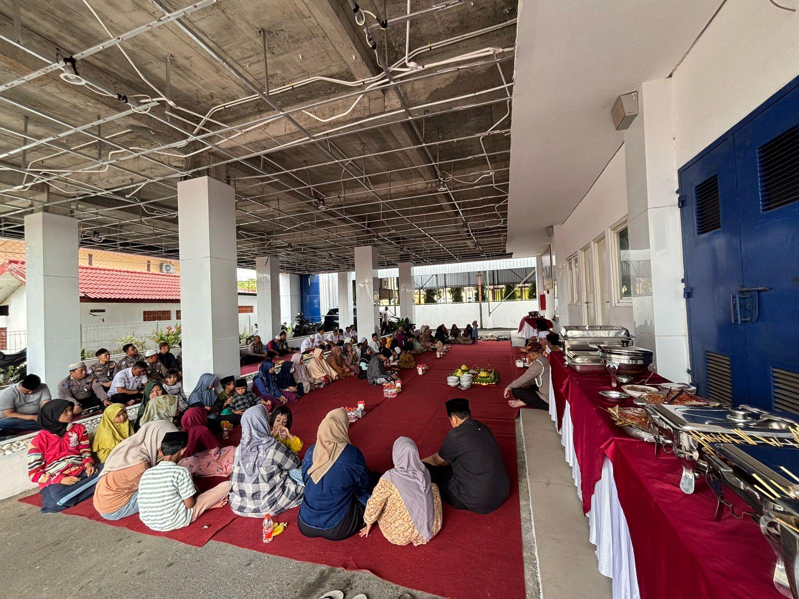 Kapolres Sumenep Berikan Santunan Kepada 41 Anak Yatim Di Bulan Suci R
