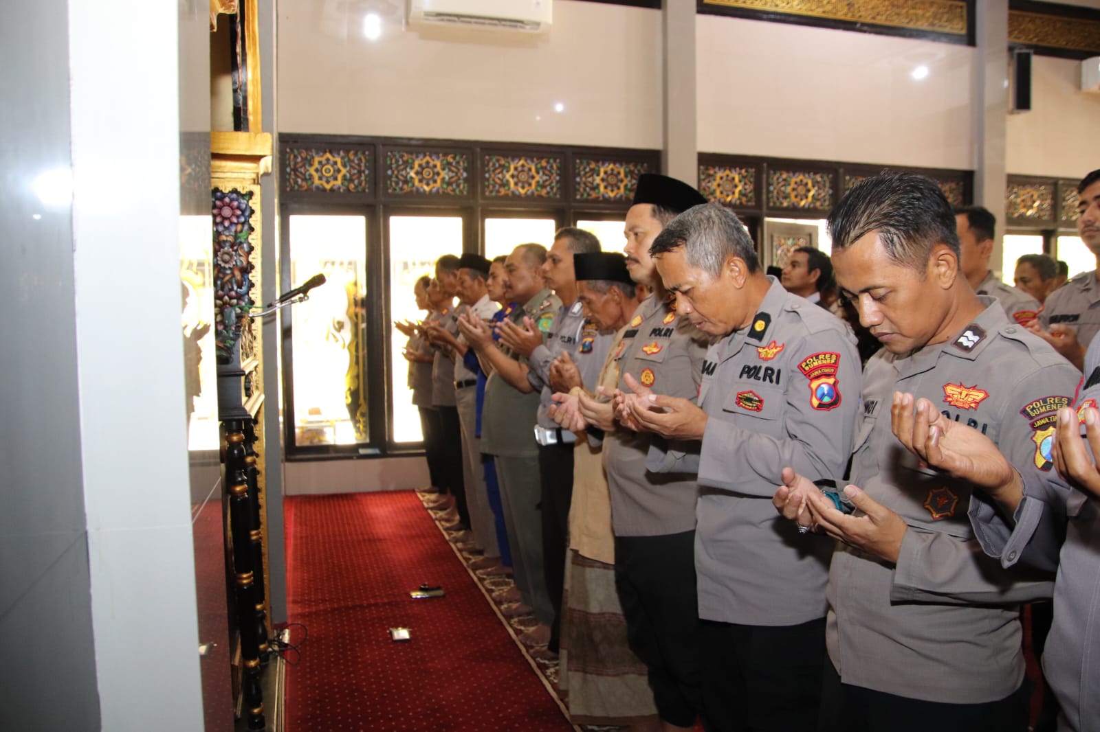 Polres Sumenep Gelar Sholat Ghaib Untuk Anggota Polisi Yang Gugur Saat