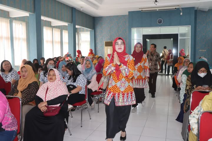 Peduli Guru Paud, Nggit Soraya Dan Pemkot Pekalongan Bagikan Thr Denga