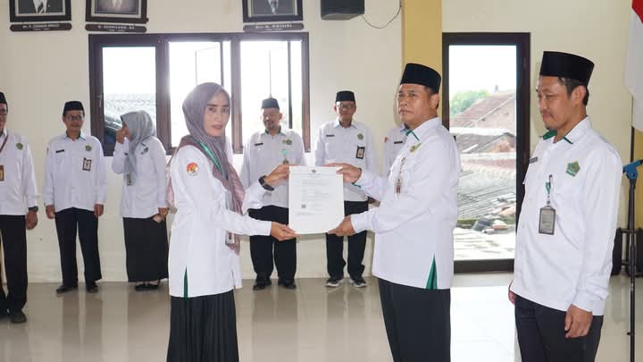 Kankemenag Serahkan 15 Sk Kenaikan Pangkat Dan Sk Mutasi 10 Asn
