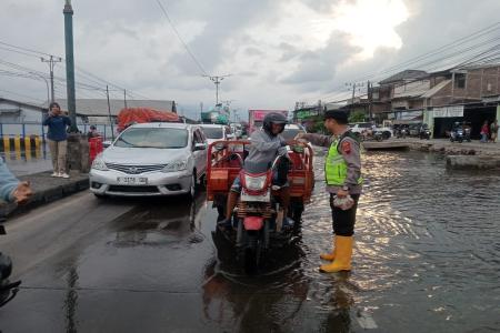 Bantu Pengguna Jalan Terdampak Rob Polsek Sayung Bagikan Takjil di Pan