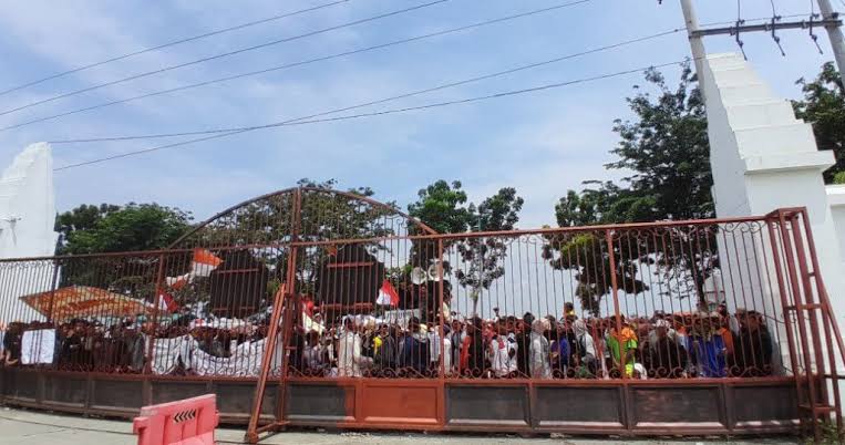 Ribuan Warga Desa Kaliwlingi Geruduk Kantor Bupati Brebes, Desak Kades