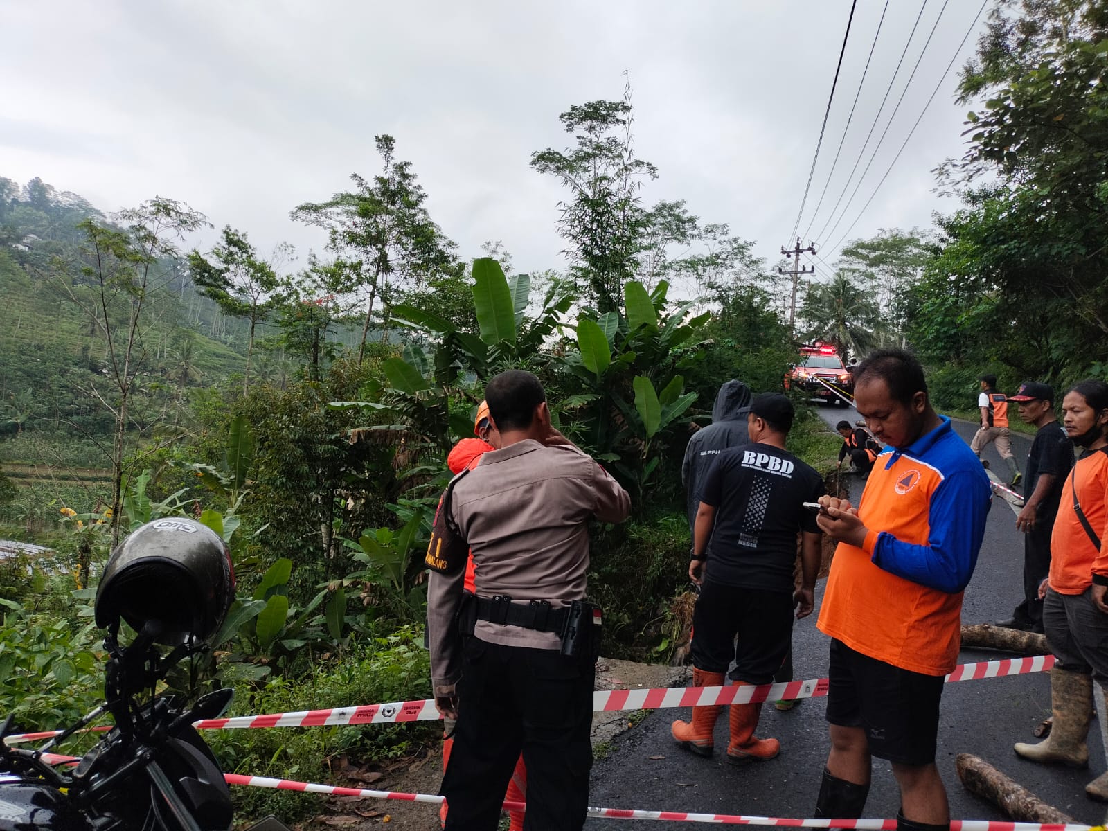 Bahu Jalan Di Dusun Petir Longsor Dihantam Hujan Deras, Kerugian Capai