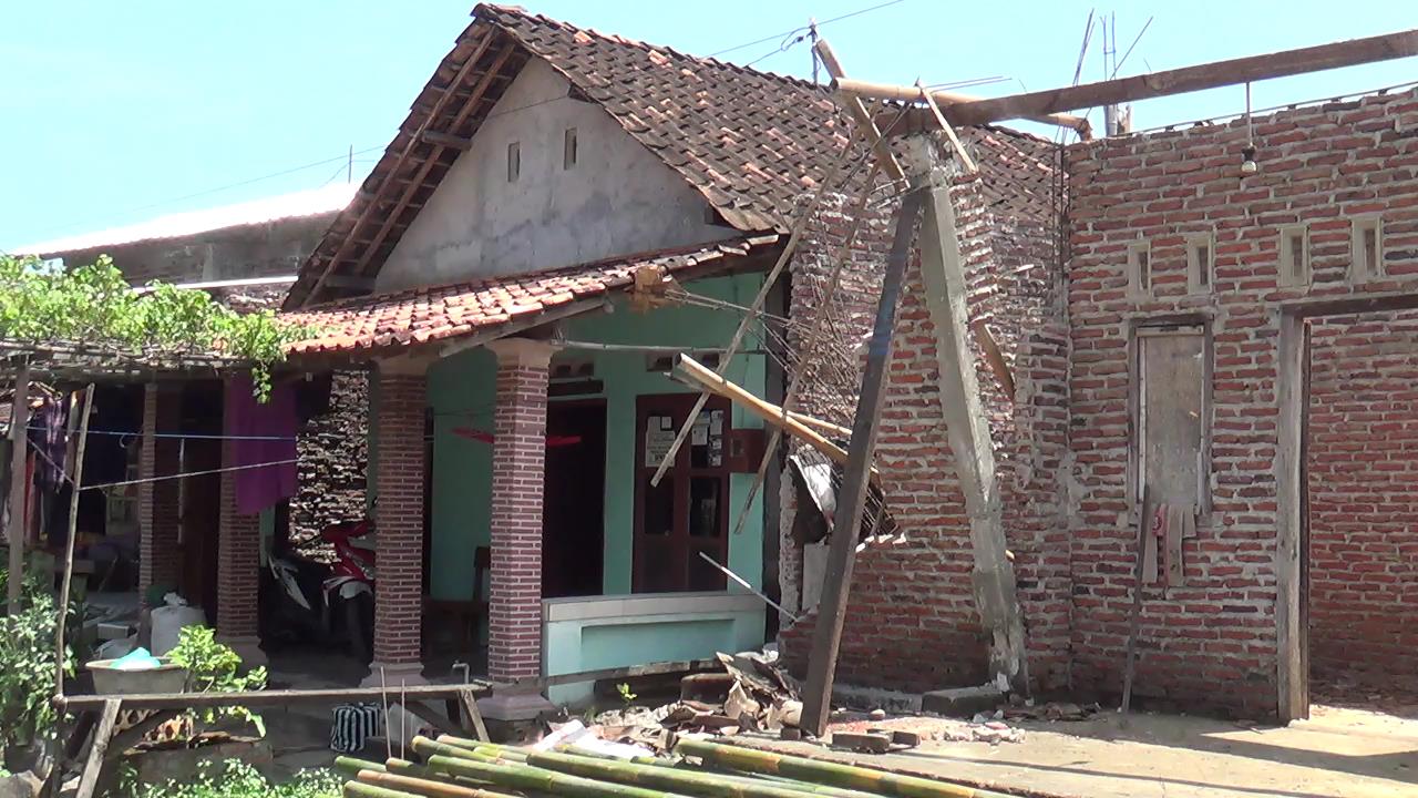 Atap Rumah Warga Gondang Cepiring Roboh, Satu Keluarga Mengungsi Ke Ru