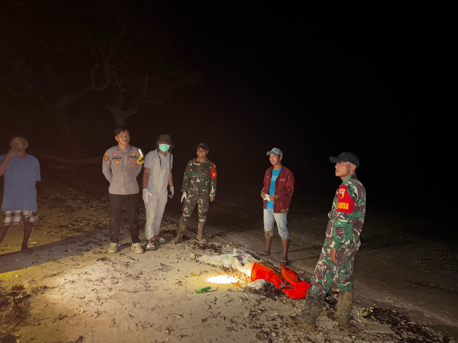 Penemuan Mayat Mr. X Di Pesisir Pantai Dusun Setembang Desa Buddi Keca