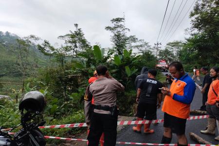 Bahu Jalan di Dusun Petir Longsor Dihantam Hujan Deras Kerugian Capai 