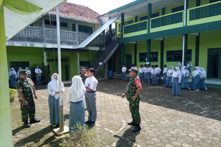 Anggota TNI Berikan Latihan Tata Upacara Bendera di SMA Wahid Hasyim