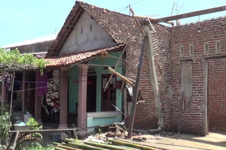 Atap Rumah Warga Gondang Cepiring Roboh Satu Keluarga Mengungsi ke Rum