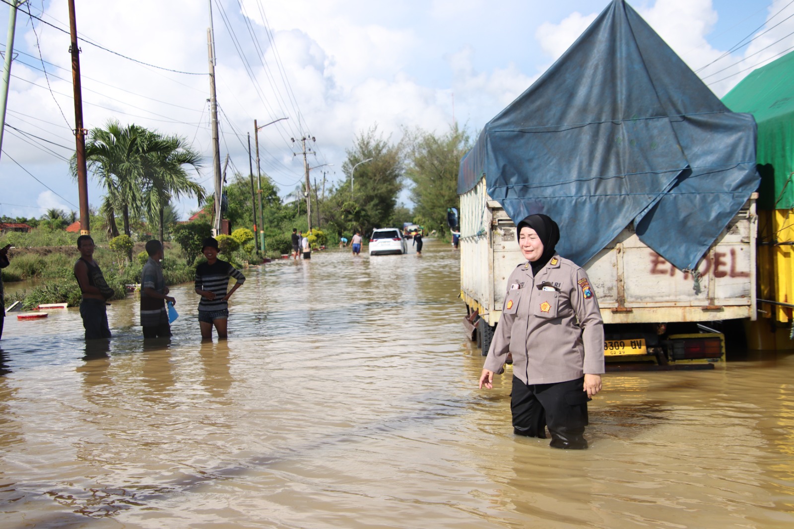 Hujan Deras Sebabkan Banjir Di Jalan Raya Sumenep Pamekasan Polres Sum