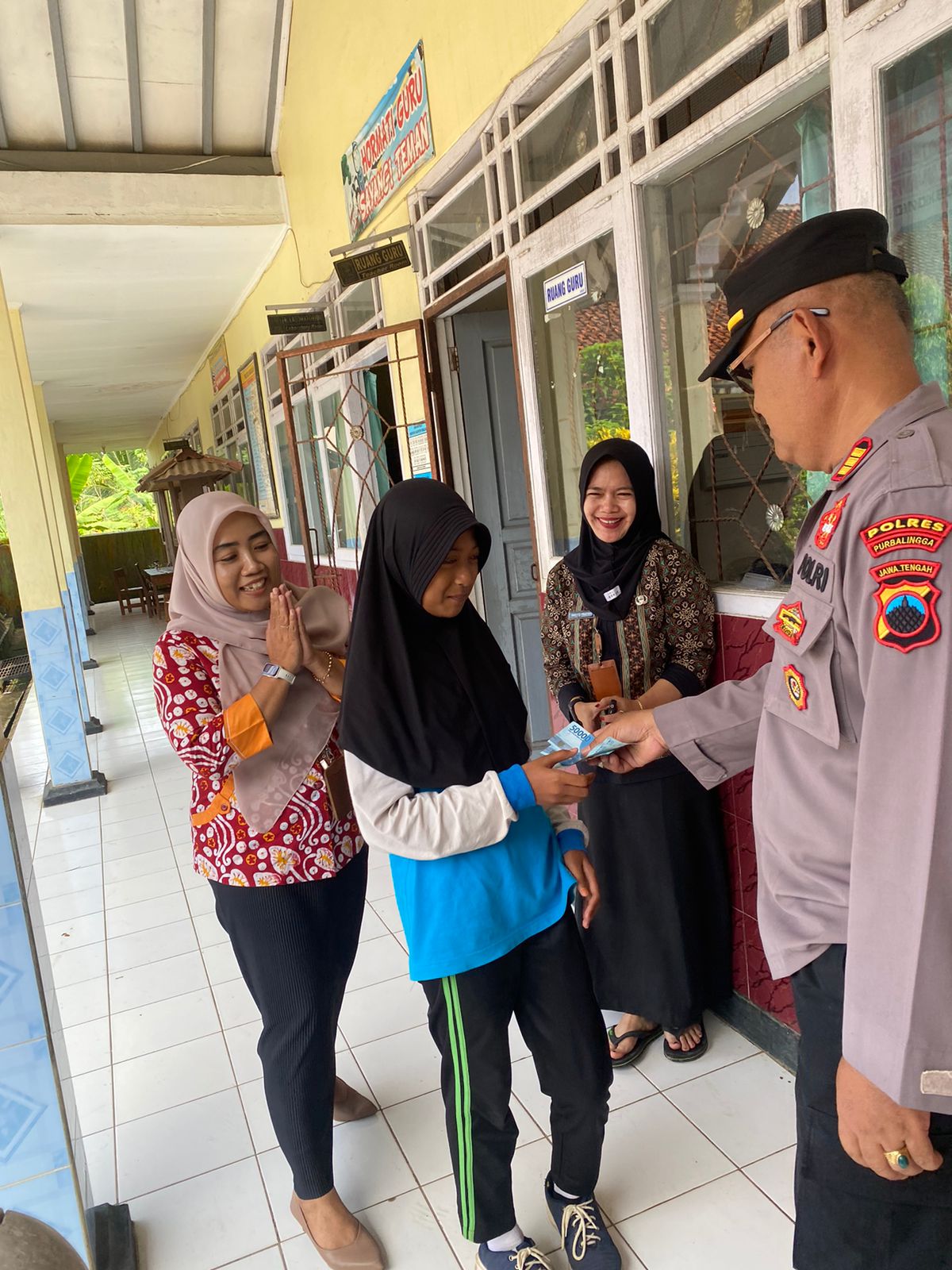 Kapolsek Karanganyar Bersama Anggota Berbagi Di Hari Yang Berkah