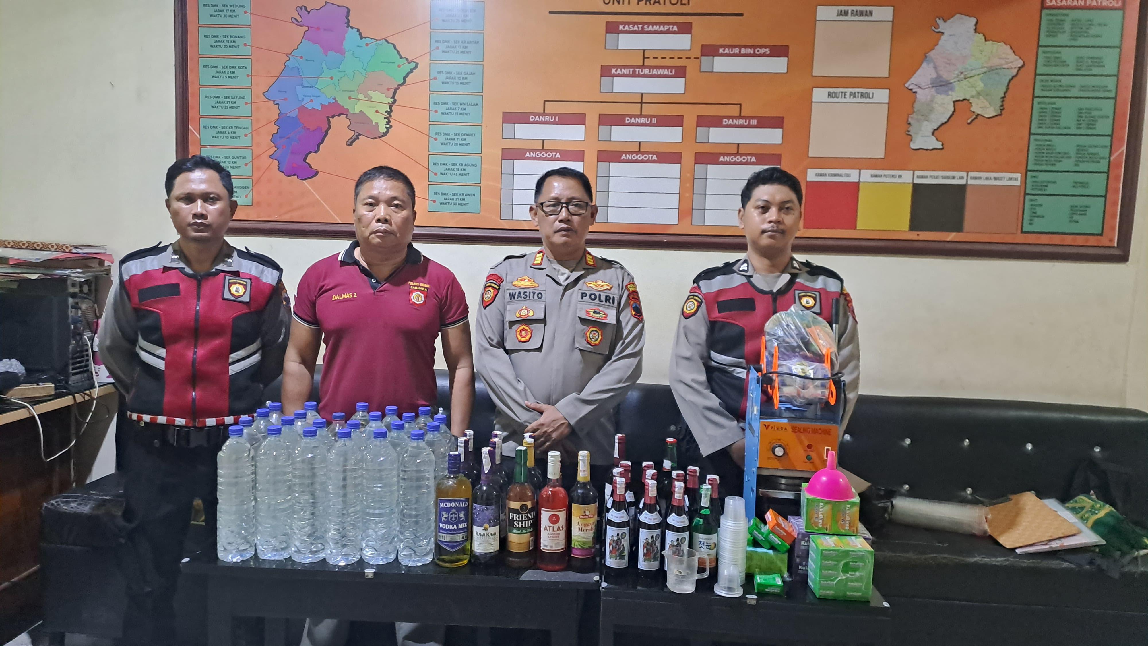 Gencar Berantas Miras Dan 'es Moni', Polres Demak Amankan Puluhan Boto