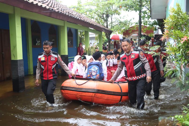 Banjir Di Demak, Polisi Antar Jemput Siswa Menggunakan Perahu