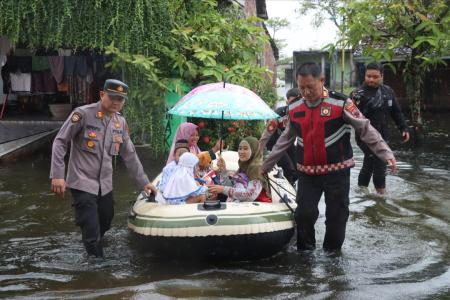 Polisi Giat Patroli Membantu Warga dan Anak anak Sekolah