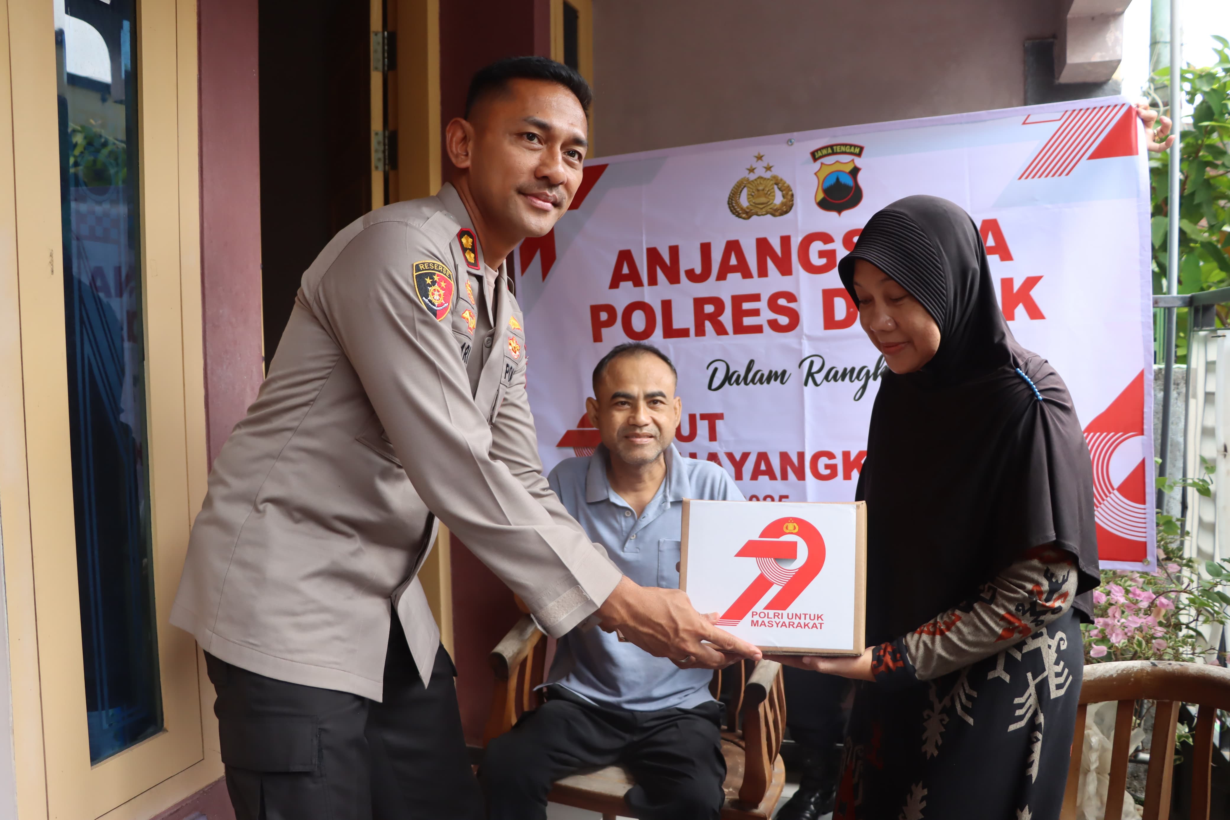 Kapolres Demak Kunjungi Purnawirawan Dan Warakawuri Dalam Menyambut Ha
