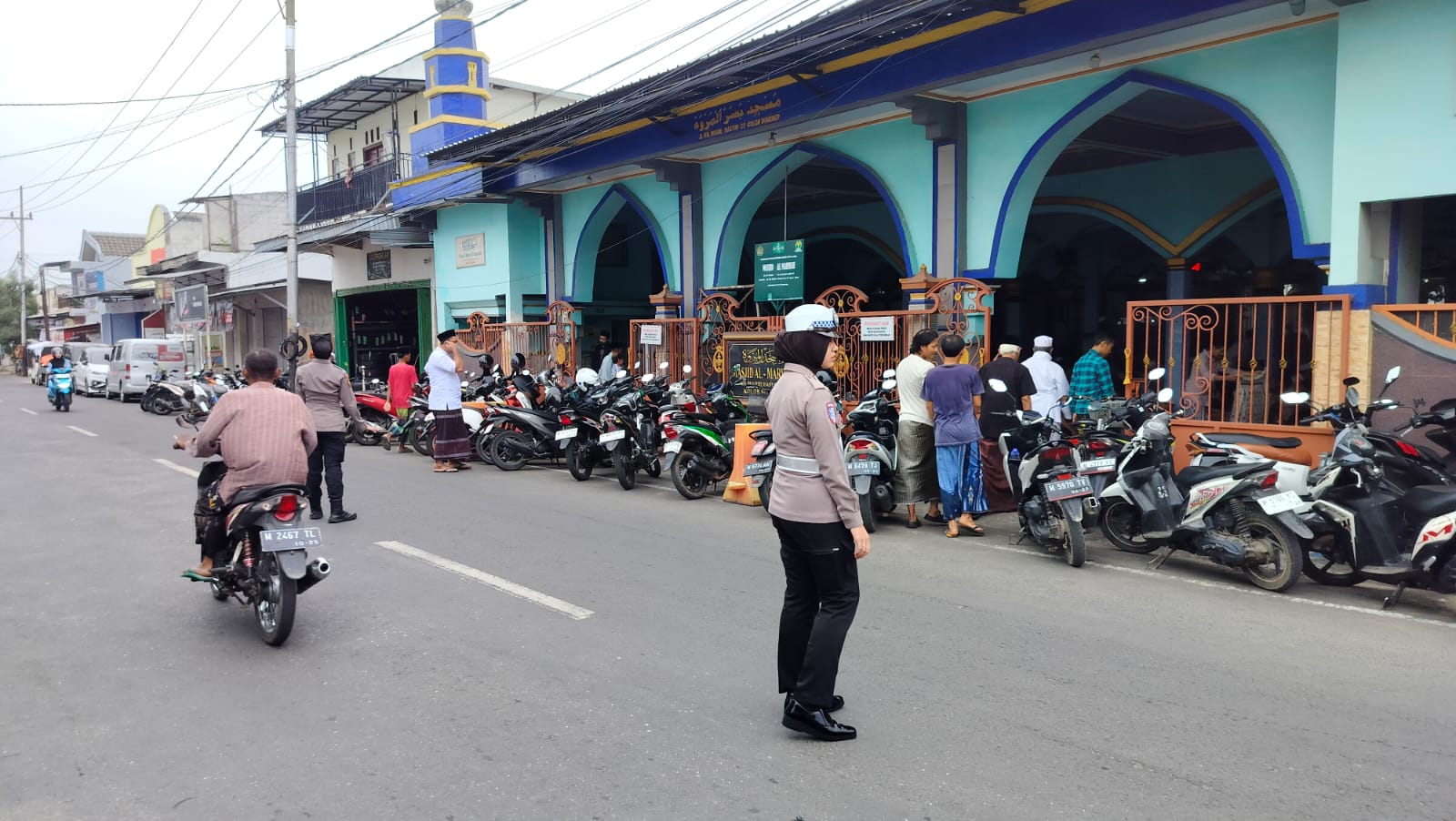 Polwan Polres Sumenep Pam Dan Gatur Lalin Saat Ibadah Sholat Jumat
