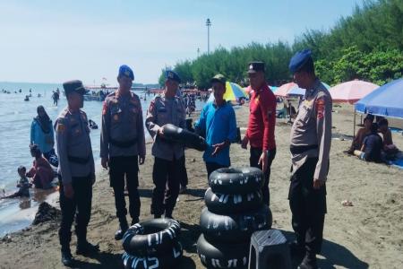 Liburan Idul Adha 1446 H Wisata Pantai di Kota Tegal Diserbu Pengunjun