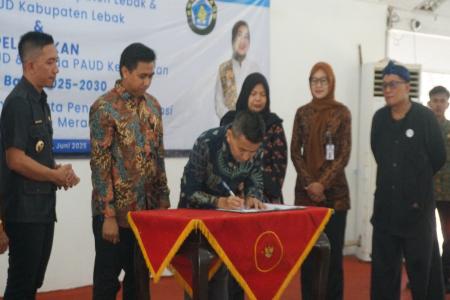 Plt Kadis KoperasiUKM Hadiri Penandatanganan Akta Pendirian Koperasi M