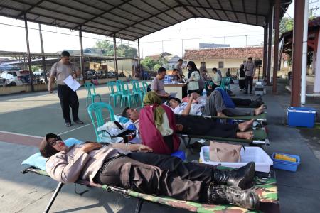 Puluhan Personil Polres Kendal Gelar Bakti Kesehatan Donor Darah Hari 