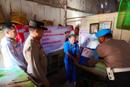 Polsek Boja Salurkan Bantuan Sosial dalam Rangka Hari Bhayangkara ke79