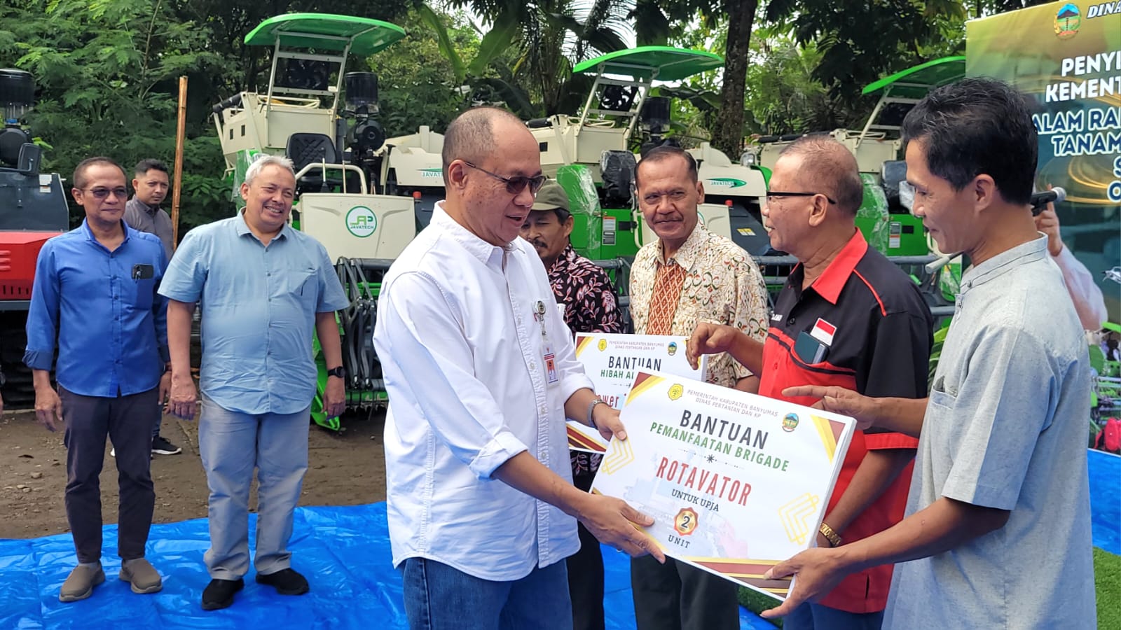 Wujudkan Swasembada Pangan, Bupati Sadewo Serahkan Alsintan Kepada 29