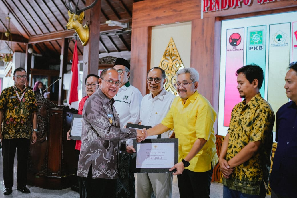 Bupati Banyumas Serahkan Bantuan Keuangan Kepada 9 Partai Politik