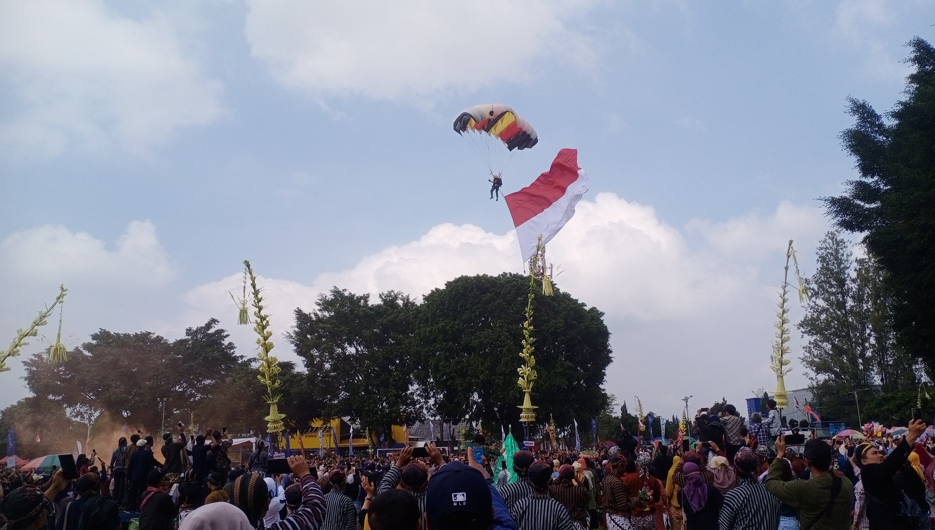Atraksi Terjun Payung Spektakuler Kibarkan Tiga Bendera Kehormatan: Me
