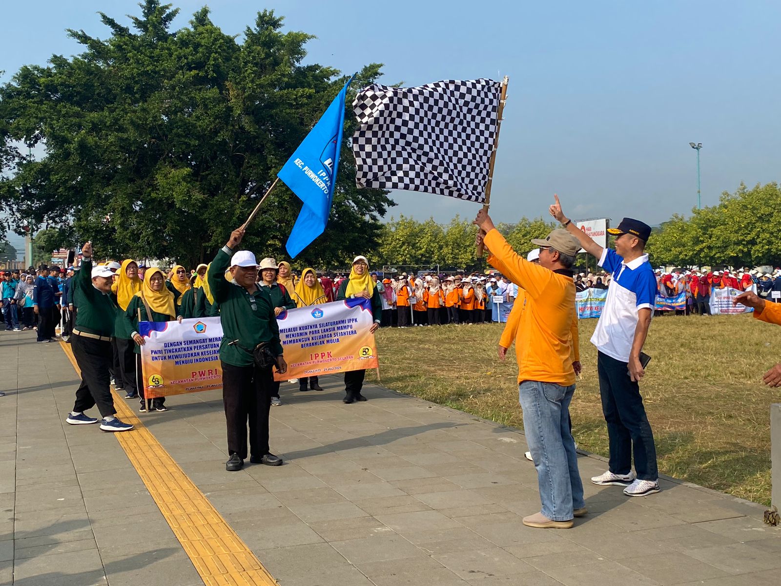 Ribuan Pensiunan Ikuti Senam Dan Jalan Sehat Hut Pwri Dan Ippk