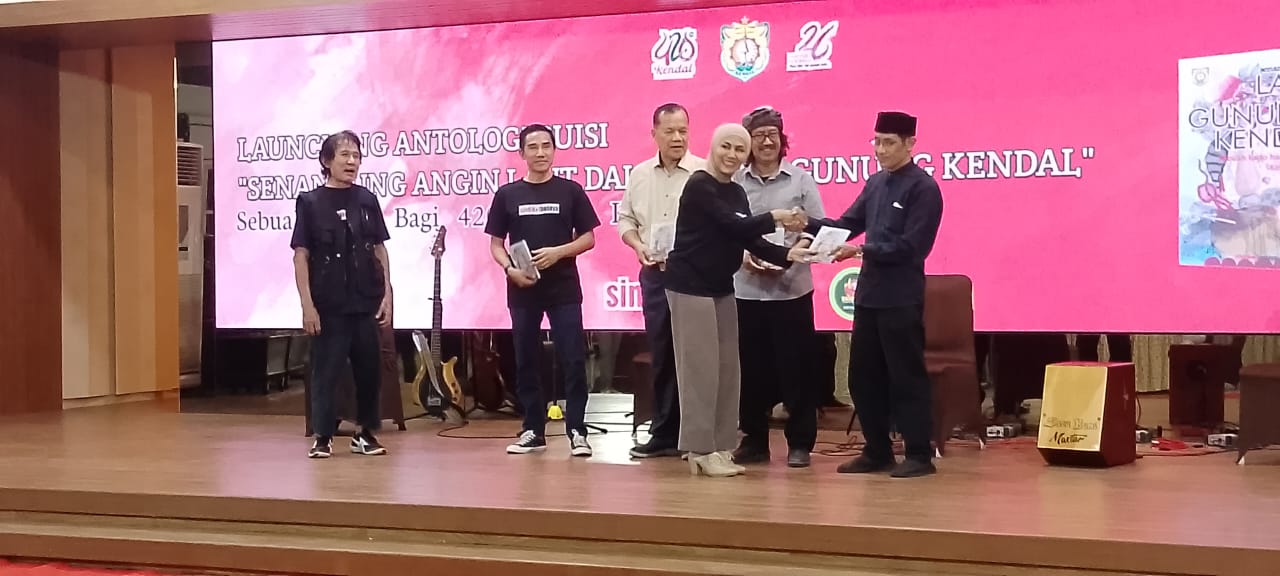 Bupati Kendal Launching Antologi Puisi Senandung Angin Laut Dalam Seju