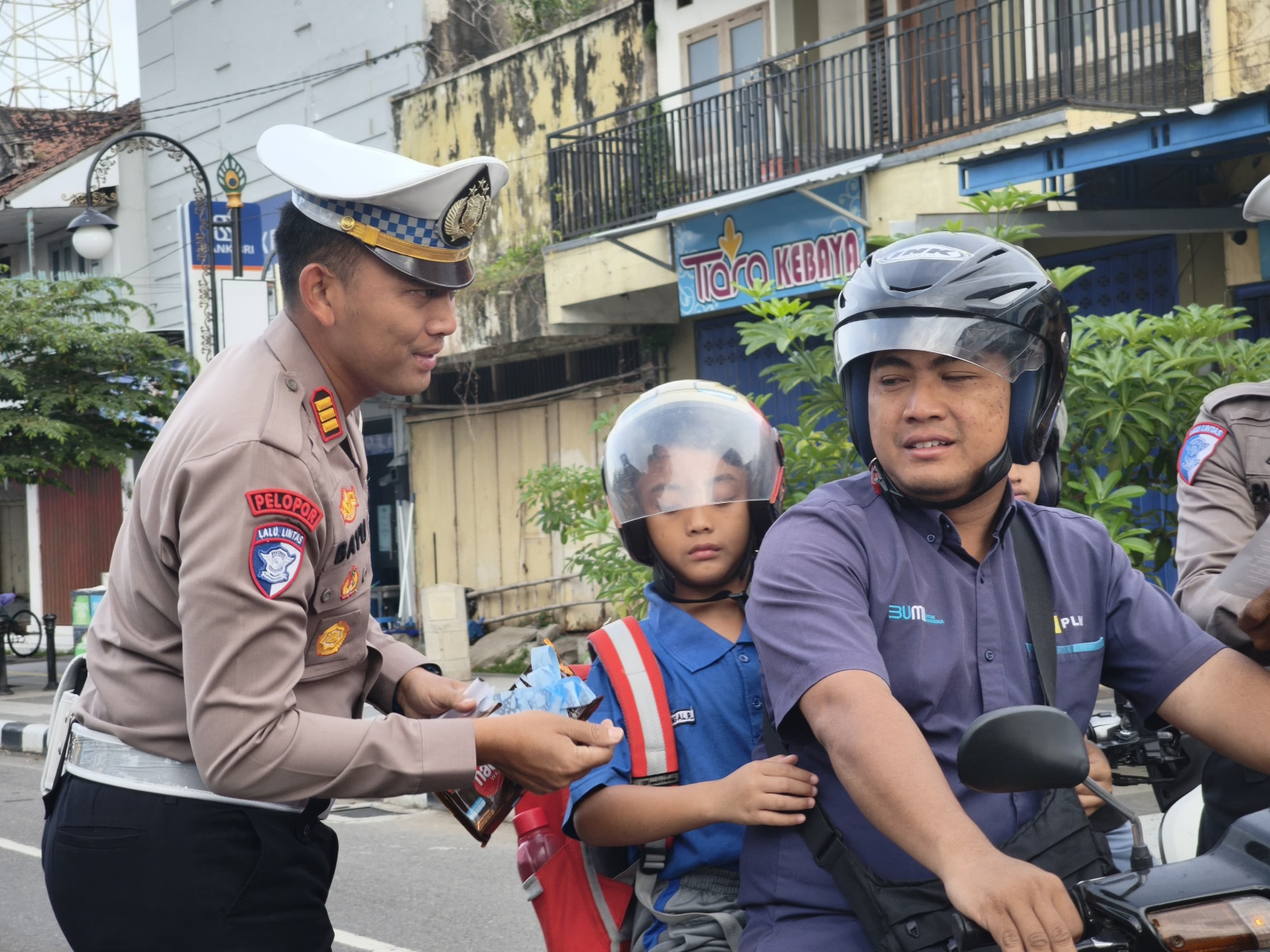 Polres Ponorogo Sampaikan Pesan Dan Cinderamata Kepada Pengendara Di P