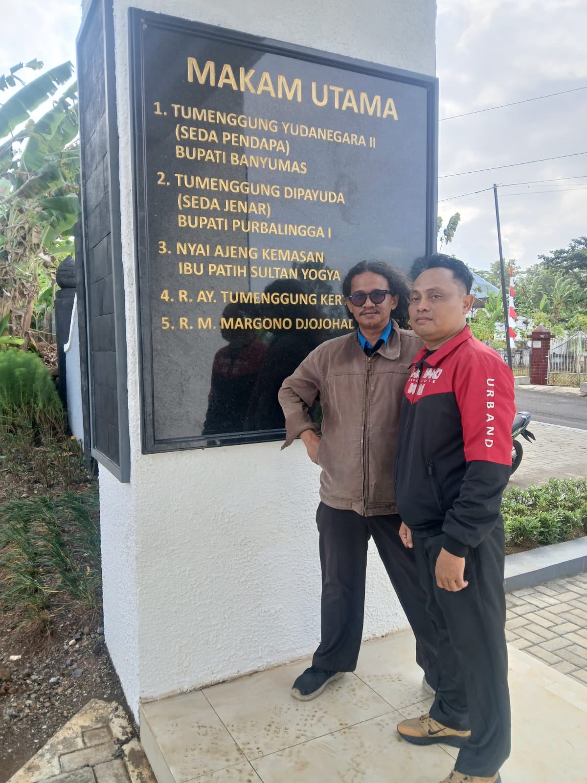 Masiroh Hendro Sh, Spiritual Muda Asal Jambi Ziarah Kemakan Kakek Pres