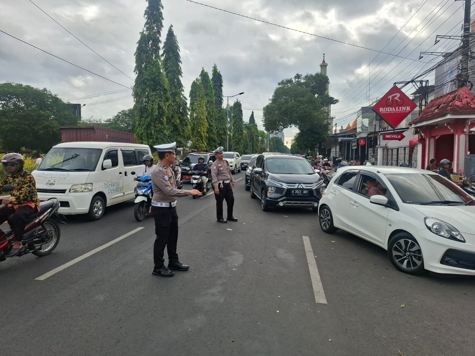 Lakukan Pengawalan Polres Jember Perlancar Jalur Pendistribusian Bbm, 