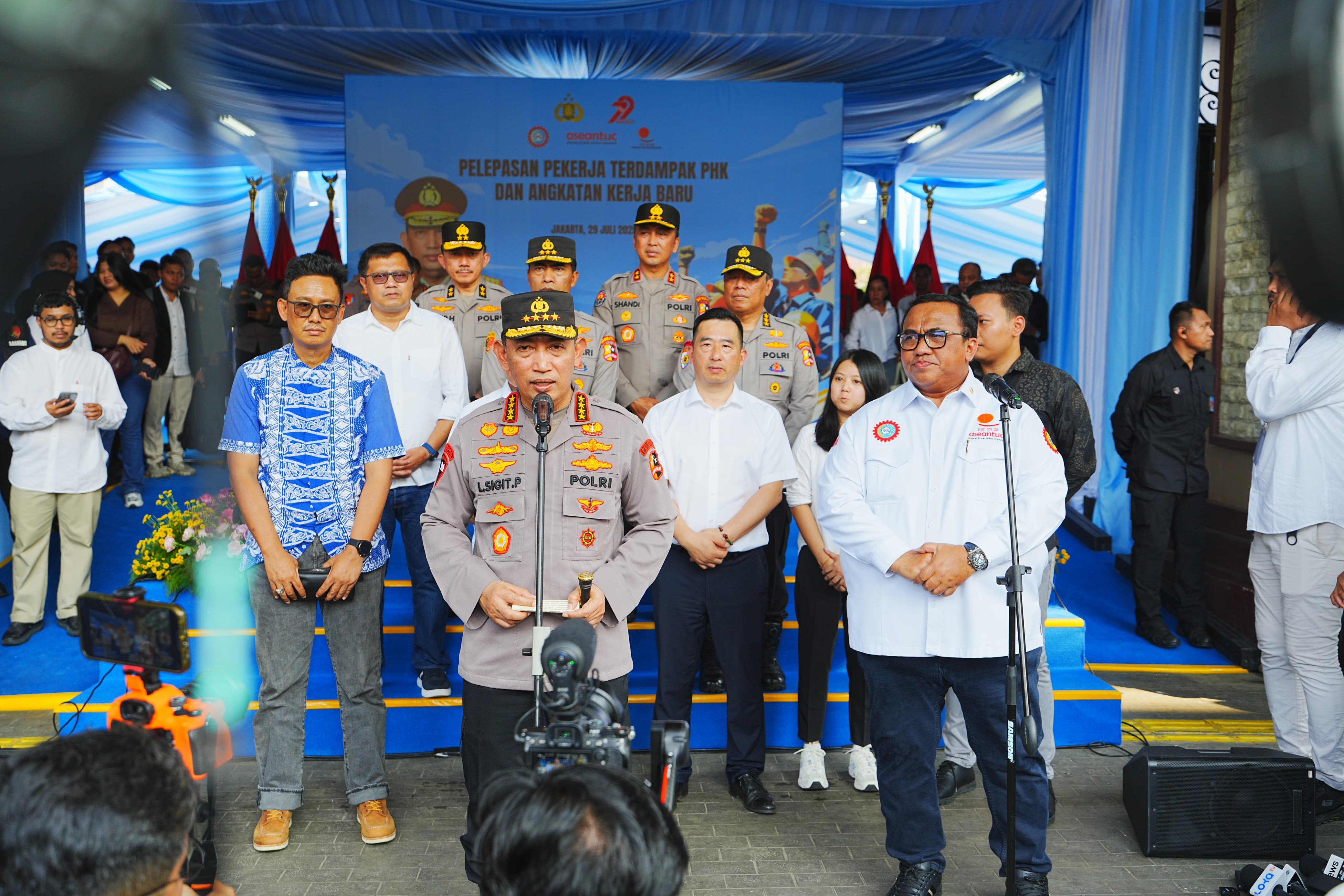 Lepas Buruh Terdampak Phk Dan Angkatan Kerja Baru, Kapolri: Kabar Gemb