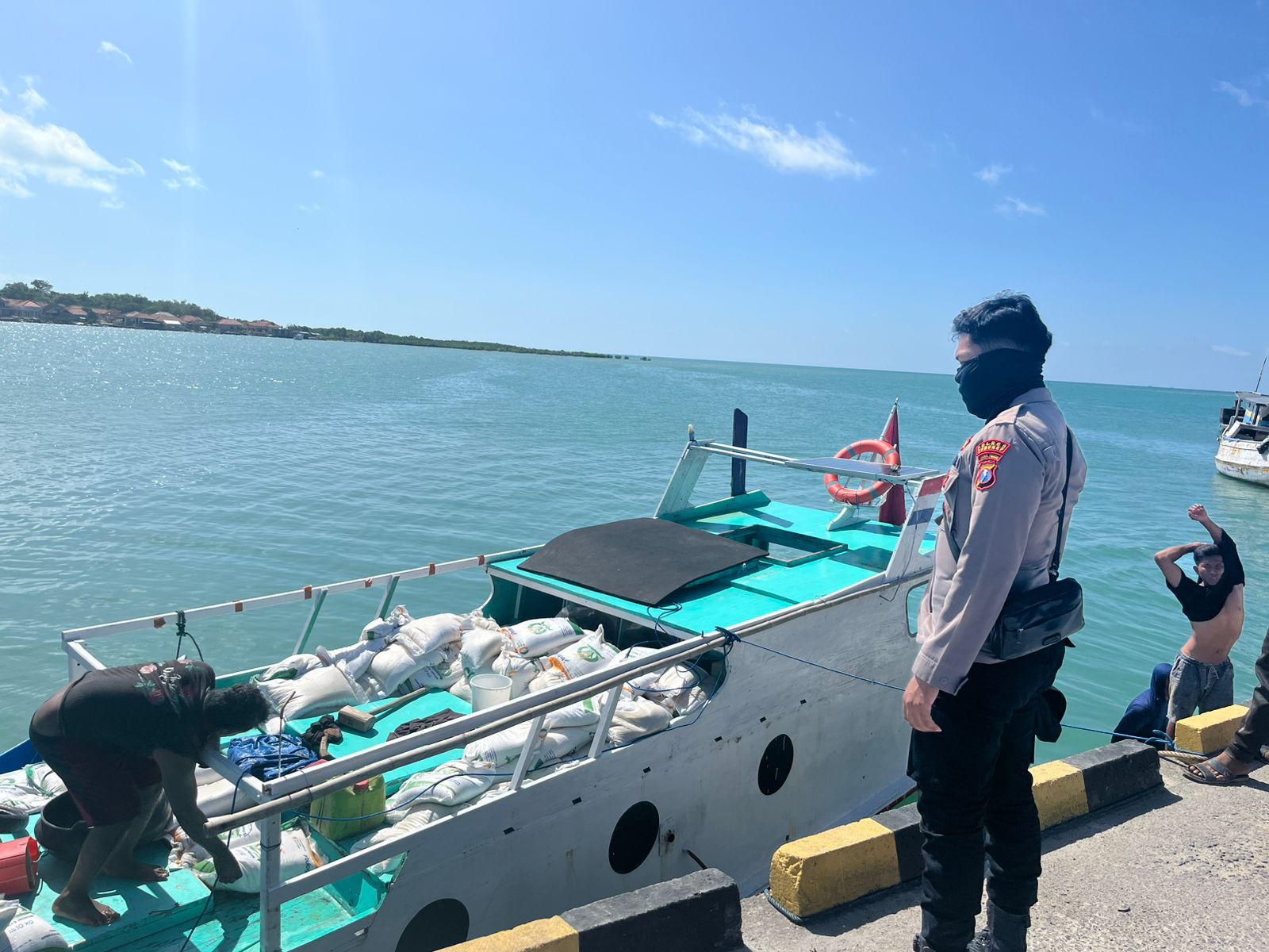 Kapal Pengangkut Beras Bulog Kandas Di Perairan Pulau Raas, Seluruh Ab