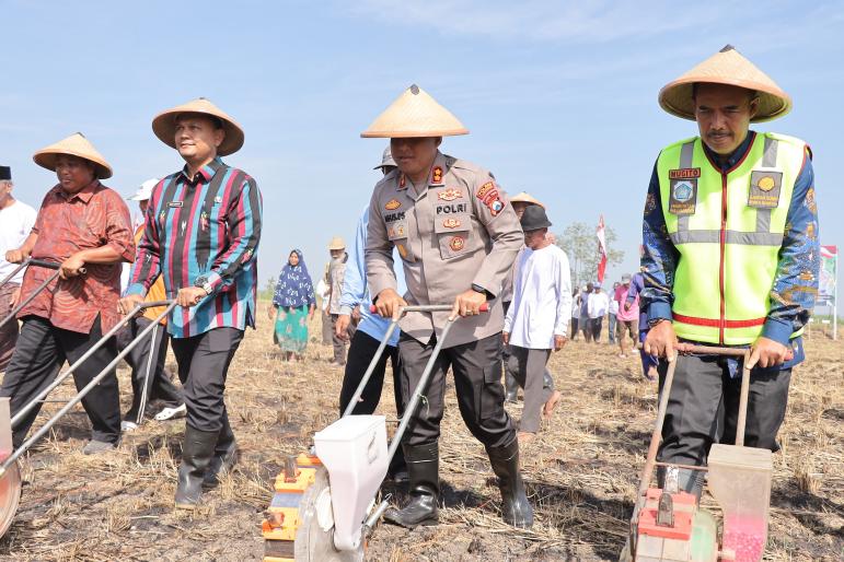 Dukung Ketahanan Pangan Nasional Polres Lamongan Tanam Jagung Di Lahan