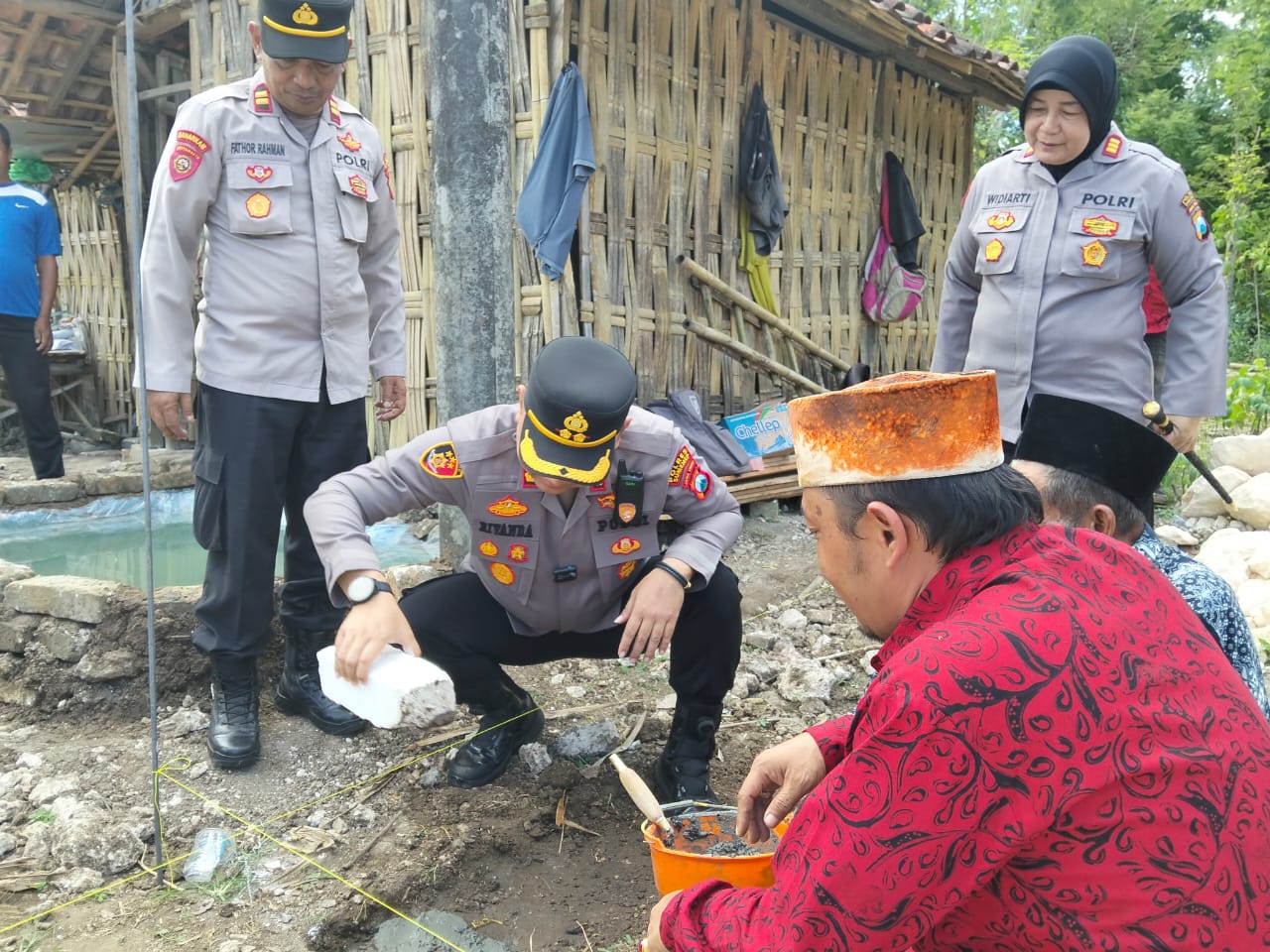 Kapolres Sumenep Pimpin Peletakan Batu Pertama Pembangunan Rumah Warga