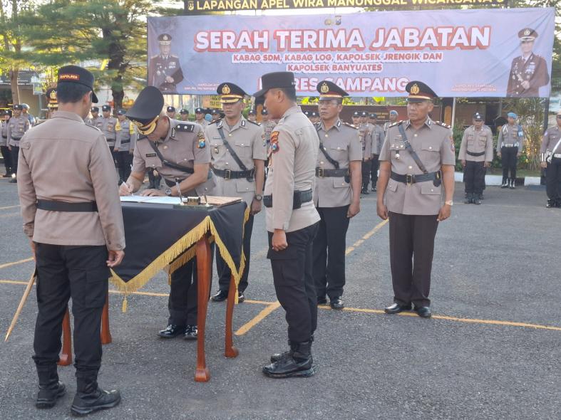 Kapolres Sampang Pimpin Sertijab Kabag Sdm, Kabag Log, Kapolsek Jrengi