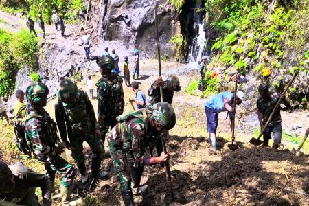 Gotong Royong Satgas Yonif 512DY Karya Bhakti Perbaikan Jalan di jalur