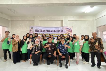 Ciptakan Peluang Usaha 20 Orang Dibekali Pelatihan Pembuatan Kue dan R