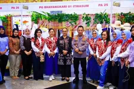 Kapolri Tinjau Bazar Kreasi Bhayangkari Nusantara 2025 Dorong Pertumbu