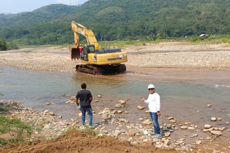 Respons Cepat PT SBJ Bantu Petani Atasi Pendangkalan Irigasi di Bayah