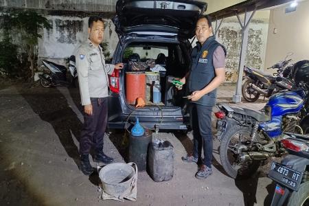 Polisi Berhasil Ungkap Penimbunan BBM di Jember 8 Orang Diamankan
