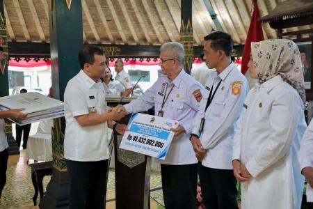 Negara Hadir Wali Kota Tegal Serahkan Santunan Kematian dari BPJS Kete